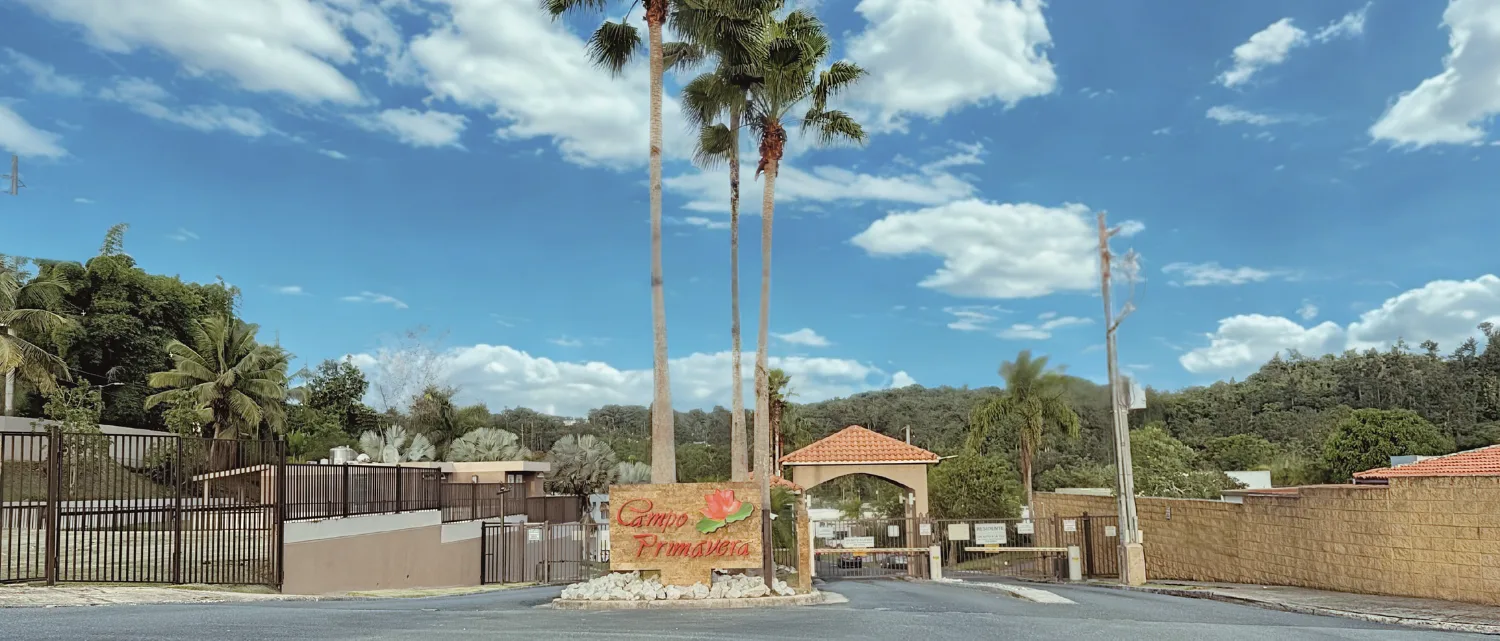 Entrada de Campo Primavera con el rótulo de la comunidad